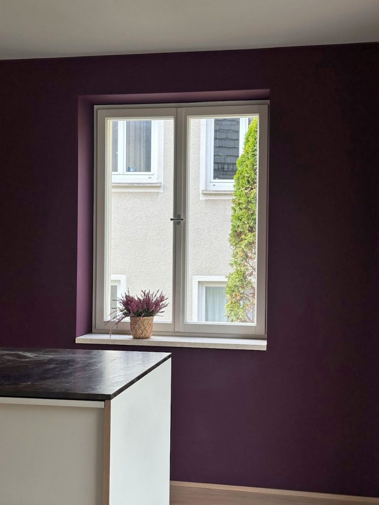 Küche mit lila Wand und Fenster