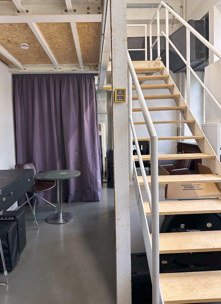Bix Treppe mit Vorhang